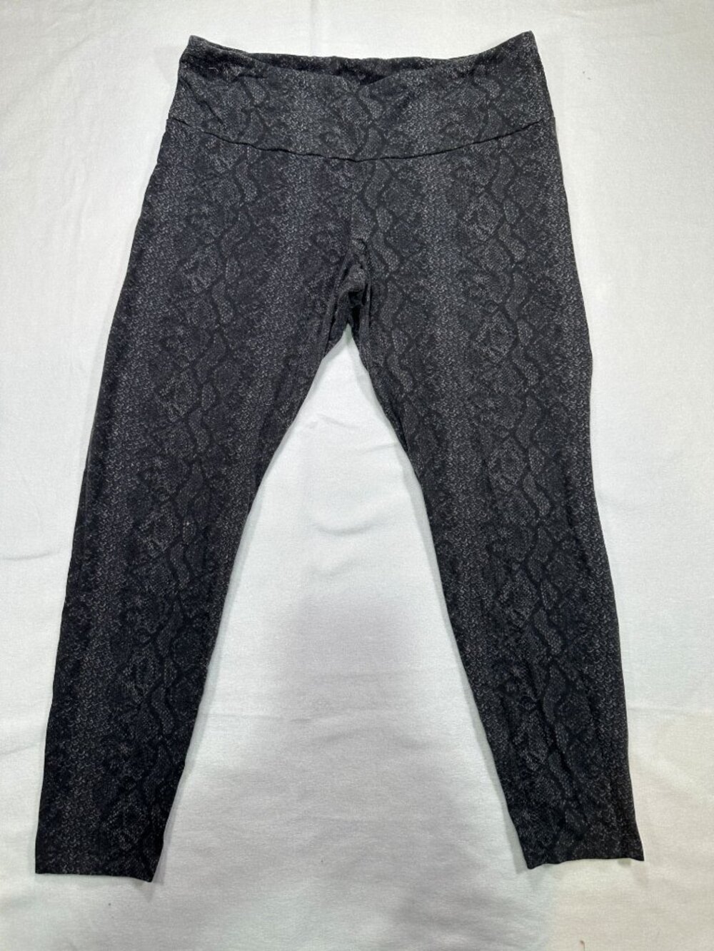No Boundaries Womens Size XXL (20) Black Snake Print Leggings Soft Fit
